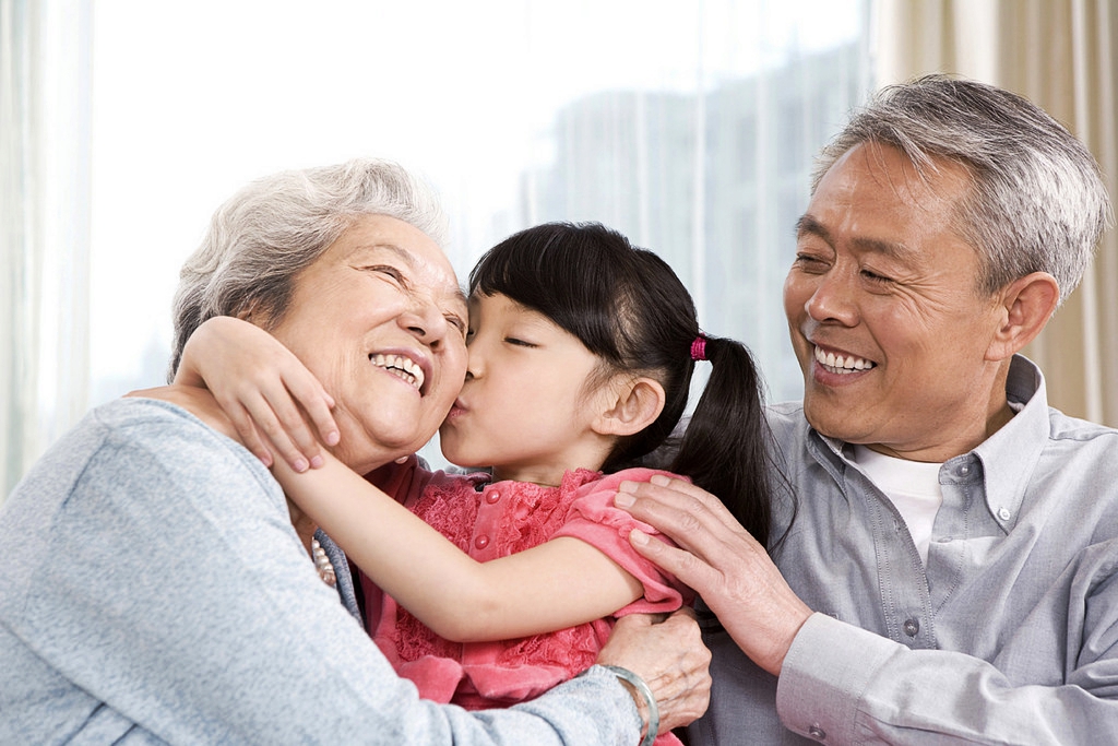 Китайские дедушка и бабушка с внучкой