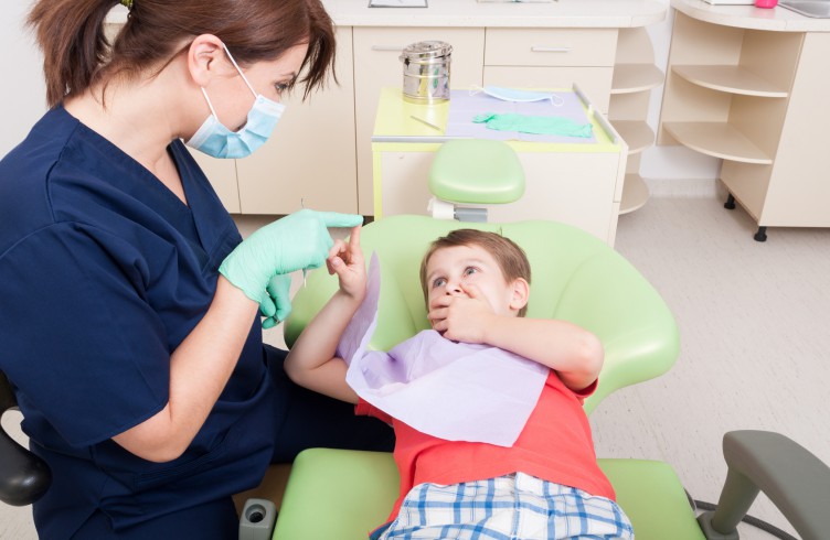Мальчик боится лечить зубы у стоматолога