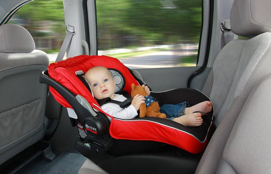 Малыш в автокресле на заднем сидении