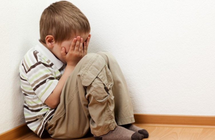 Мальчик 5 лет плачет в углу
