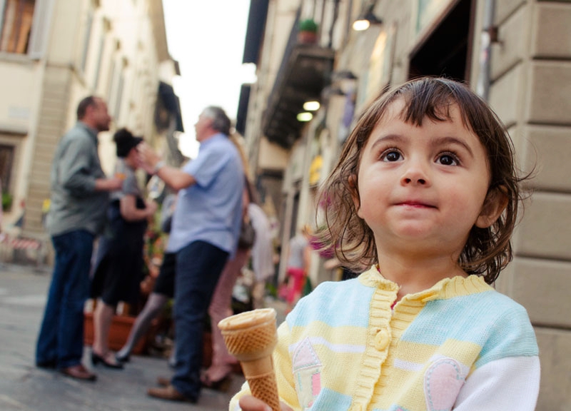 Итальянский ребёнок с мороженым