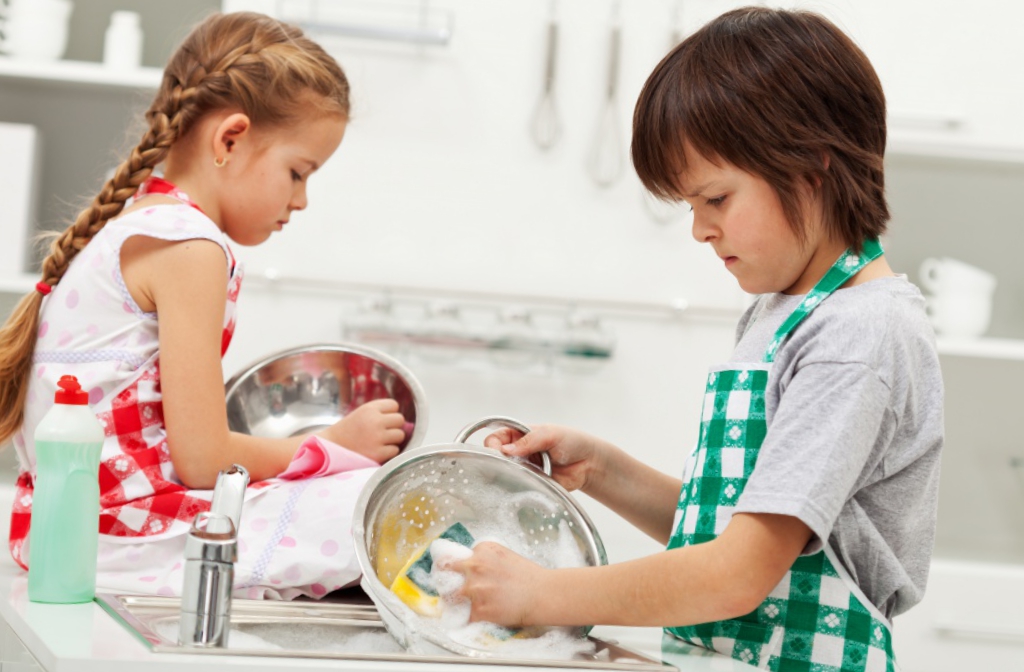 Брат и сестра моют посуду