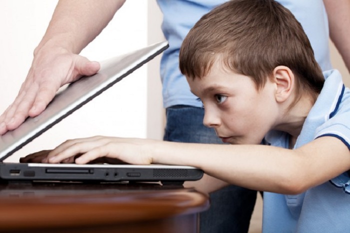 Отец запрещает сыну открывать ноутбук